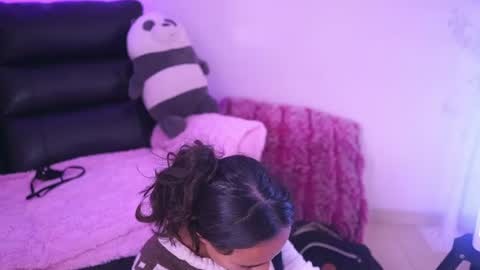 Snapshot of emily_jonexs_ chatting on July 9, 9:52 pm mily online show from July 9, 9:52 pm