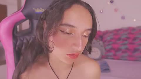 Snapshot of emily_jonexs_ chatting on July 17, 9:52 pm mily online show from July 17, 9:52 pm