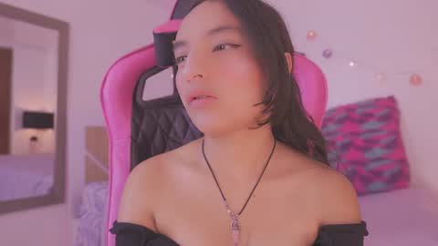 Snapshot of emily_jonexs_ chatting on July 23, 10:51 pm mily online show from July 23, 10:51 pm