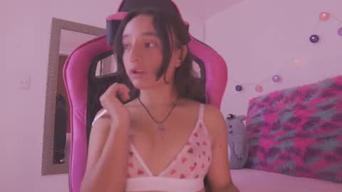 Snapshot of emily_jonexs_ chatting on July 28, 8:52 pm mily online show from July 28, 8:52 pm