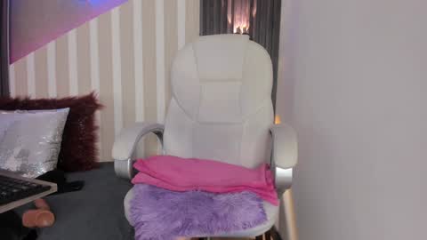 Emily online show from December 11, 8:39 pm