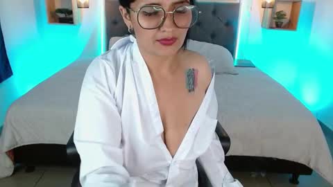Snapshot of emily_leinn chatting on January 13, 4:08 pm E M I L Y online show from January 13, 4:08 pm