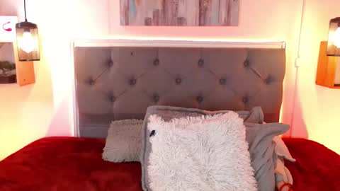 Snapshot of emily_leinn chatting on March 8, 5:54 pm E M I L Y online show from March 8, 5:54 pm