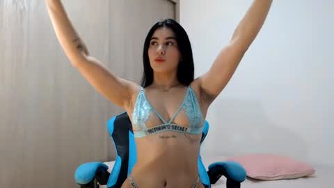 emily_mikelhot online show from July 26, 5:15 am
