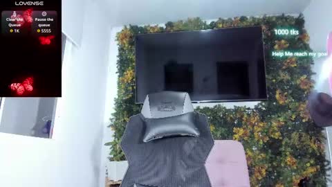Snapshot of emily_palmeer chatting on June 16, 10:07 am emily_palmeer online show from June 16, 10:07 am