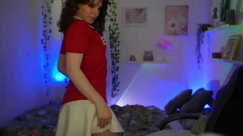 emily_paris18 online show from June 8, 1:11 pm