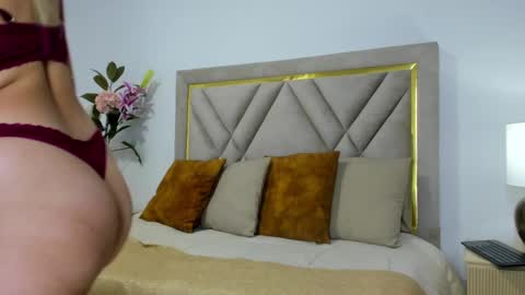 Snapshot of emily_queen7 chatting on February 14, 12:51 am Emily online show from February 14, 12:51 am