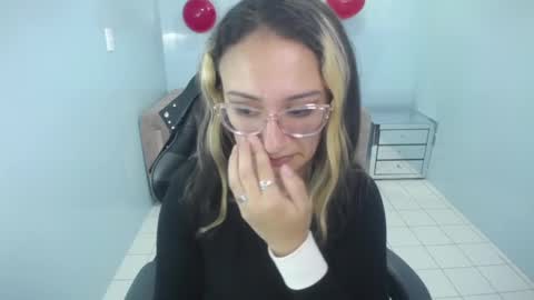 Snapshot of emily_rousse_t chatting on February 17, 6:37 pm Emily online show from February 17, 6:37 pm