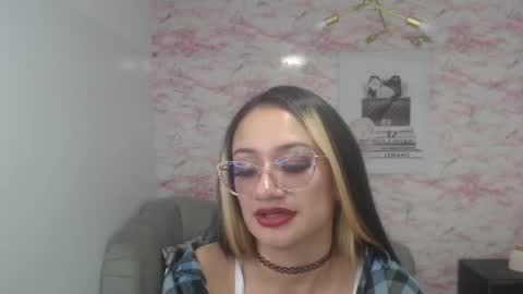 Snapshot of emily_rousse_t chatting on March 8, 9:18 pm Emily online show from March 8, 9:18 pm
