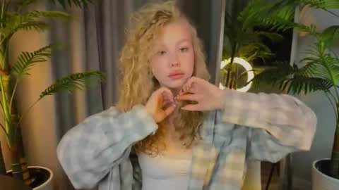 Snapshot of emily_shepard chatting on November 20, 2:34 am emily shepard online show from November 20, 2:34 am