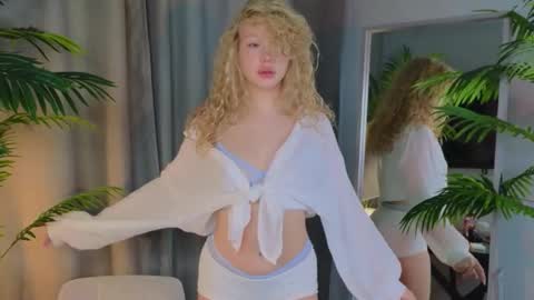 Snapshot of emily_shepard chatting on November 21, 2:43 am emily shepard online show from November 21, 2:43 am