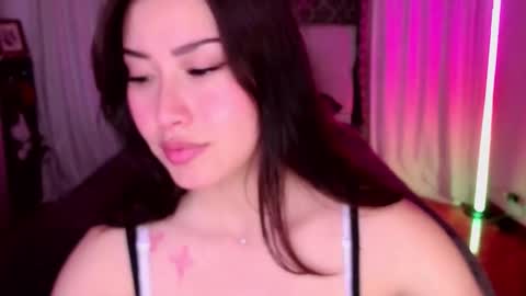 Snapshot of emily_swan_04 chatting on December 23, 2:31 am Emily Swan online show from December 23, 2:31 am