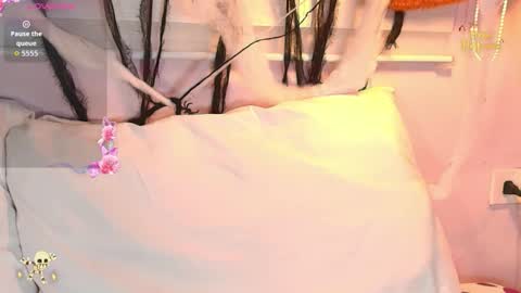 Snapshot of emily_sweett12 chatting on October 31, 12:50 pm Emily online show from October 31, 12:50 pm