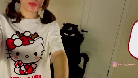 Snapshot of emily_sweetts chatting on December 14, 5:18 pm emily_sweetts online show from December 14, 5:18 pm