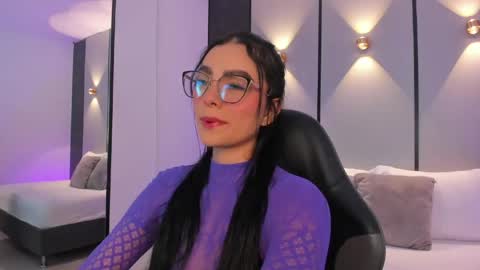 emily_tolson online show from April 17, 7:50 pm