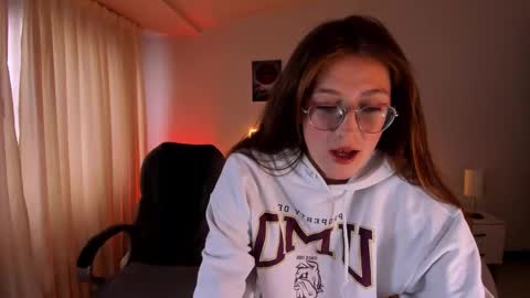 Snapshot of emily_warren__ chatting on September 30, 8:58 pm emily_warren__ online show from September 30, 8:58 pm