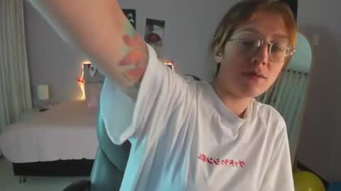 emily_warren__ online show from June 23, 8:07 pm