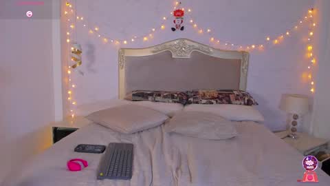 Snapshot of emilycastro_ chatting on December 2, 5:37 pm Emily online show from December 2, 5:37 pm