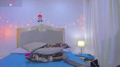 Snapshot of emilycastro_ chatting on December 18, 5:52 pm Emily online show from December 18, 5:52 pm