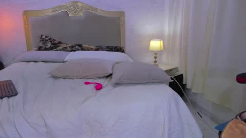 Snapshot of emilycastro_ chatting on December 28, 5:25 pm Emily online show from December 28, 5:25 pm