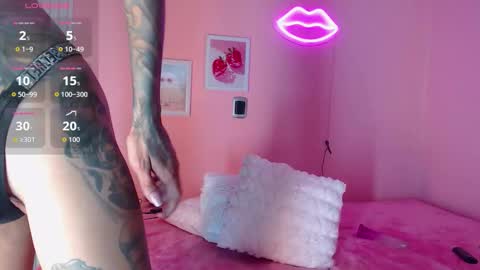 Snapshot of emilycollins__ chatting on February 20, 6:26 am Emily online show from February 20, 6:26 am