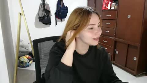 Snapshot of emilycute_18 chatting on September 18, 6:21 pm emily online show from September 18, 6:21 pm