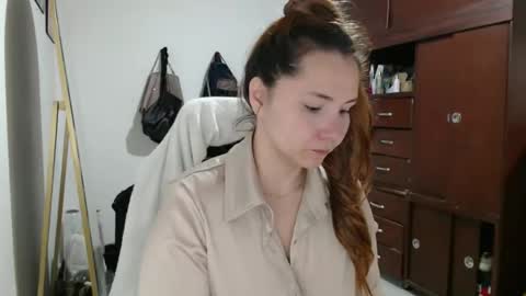 Snapshot of emilycute_18 chatting on November 3, 4:30 pm emily online show from November 3, 4:30 pm