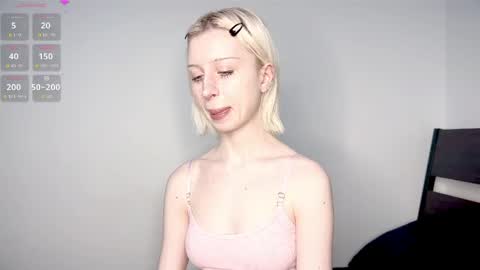 Snapshot of emilycutegirl chatting on February 23, 7:11 pm Emily online show from February 23, 7:11 pm