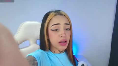 Snapshot of emilydaft chatting on April 4, 8:39 pm fari online show from April 4, 8:39 pm