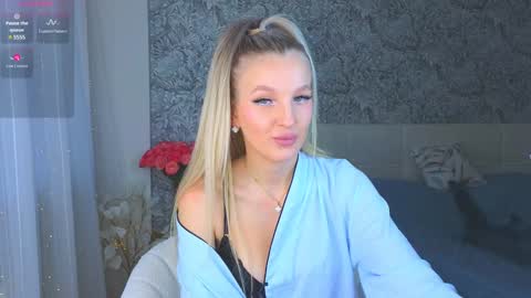 Snapshot of emilydancee chatting on December 14, 3:07 am emilydancee online show from December 14, 3:07 am