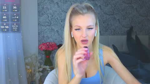 Snapshot of emilydancee chatting on December 17, 6:24 am emilydancee online show from December 17, 6:24 am