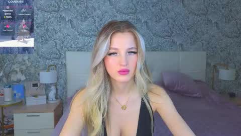 Snapshot of emilydancee chatting on February 28, 3:04 am emilydancee online show from February 28, 3:04 am