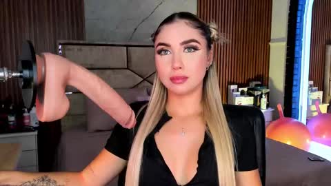 Emily Hendrix online show from September 26, 8:35 pm