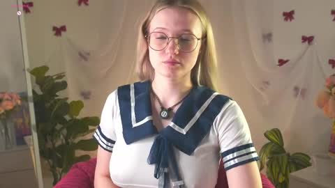 Snapshot of emilyhewell chatting on April 1, 1:17 am Emi online show from April 1, 1:17 am