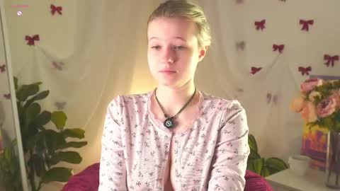 Snapshot of emilyhewell chatting on April 5, 1:25 am Emi online show from April 5, 1:25 am
