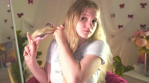 Snapshot of emilyhewell chatting on May 8, 1:44 am Emi online show from May 8, 1:44 am