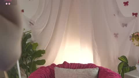Snapshot of emilyhewell chatting on May 24, 1:10 am Emi online show from May 24, 1:10 am