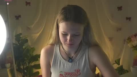 Snapshot of emilyhewell chatting on May 29, 3:48 am Emi online show from May 29, 3:48 am