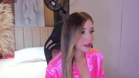 Snapshot of emilyjohnsoon_ chatting on April 6, 8:32 pm EmilyJhonson online show from April 6, 8:32 pm