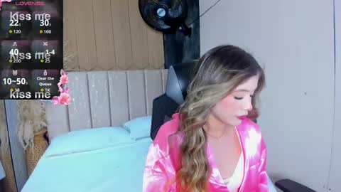 Snapshot of emilyjohnsoon_ chatting on April 11, 8:57 pm EmilyJhonson online show from April 11, 8:57 pm