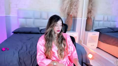 Snapshot of emilyjohnsoon_ chatting on April 16, 2:40 pm EmilyJhonson online show from April 16, 2:40 pm