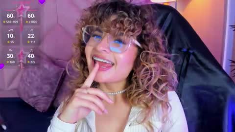 Snapshot of emilyjonesss_ chatting on March 2, 8:37 pm Emilyjonnes online show from March 2, 8:37 pm