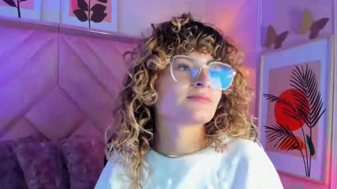 Snapshot of emilyjonesss_ chatting on March 12, 8:37 pm Emilyjonnes online show from March 12, 8:37 pm