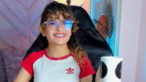 Snapshot of emilyjonesss_ chatting on March 13, 8:15 pm Emilyjonnes online show from March 13, 8:15 pm