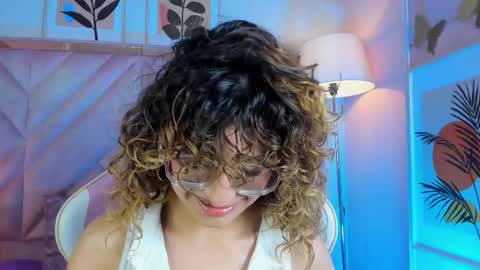 Snapshot of emilyjonesss_ chatting on March 26, 8:14 pm Emilyjonnes online show from March 26, 8:14 pm