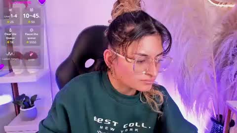 Emilyjonnes  online show from June 17, 3:53 am
