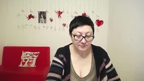 Snapshot of emilyl0vee chatting on February 14, 6:43 am Emily online show from February 14, 6:43 am