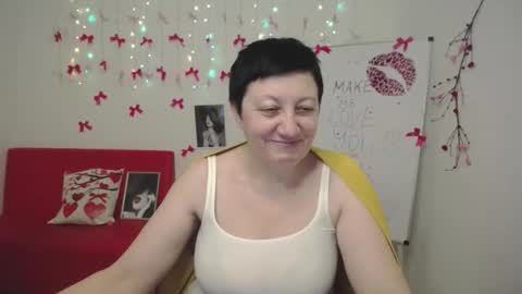 Snapshot of emilyl0vee chatting on February 17, 8:04 pm Emily online show from February 17, 8:04 pm