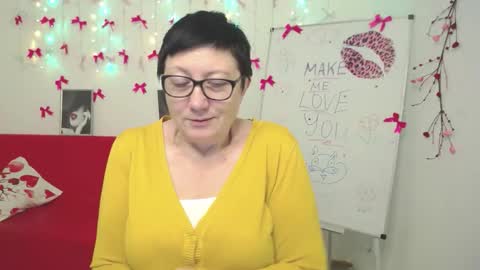 Snapshot of emilyl0vee chatting on February 18, 8:38 pm Emily online show from February 18, 8:38 pm