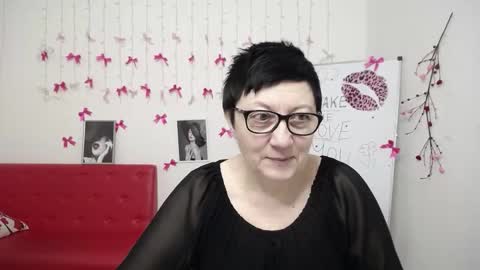 Snapshot of emilyl0vee chatting on February 22, 6:13 am Emily online show from February 22, 6:13 am